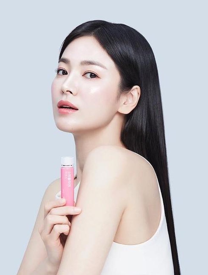 VITAL BEAUTIE menampilkan potret Song Hye Kyo terbaru untuk produk collagen essence yang merupakan produk minuman menyehatkan serta bisa membantu kesehatan kulit./Foto: Mok Jung Wook/instagram.com/kyo1122