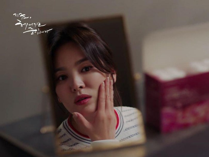 Dalam drama Song Hye Kyo yang berjudul Now, We Are Breaking Up (2021) pun, tampak ia terlihat dengan produk collagen essence dari VITAL BEAUTIE. Untuk kamu yang ingin punya kulit cantik dan glowing ala Song Hye Kyo, kamu bisa mencoba produk minuman collagen yang satu ini, nih!/ Foto: instagram.com/vitalbeautie_official