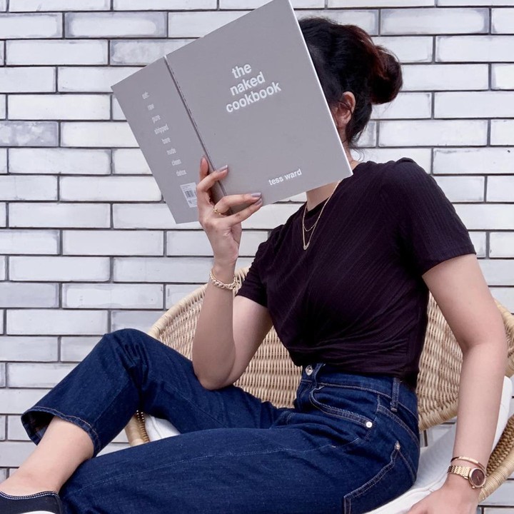 <p>Untuk Bunda yang gemar mengenakan t-shirt, bisa intip kombinasi t-shirt dan celana denim ala Suhay Salim. Selain warna gelap, Bunda juga bisa menyesuaikannya dengan warna favorit. (Foto: Instagram @suhaysalim)</p>
