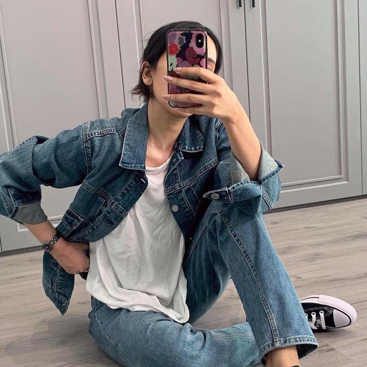 <p>Suhay Salim juga terlihat kece saat mengenakan jaket denim. Konsep <em>denim on denim</em> membuat penampilan tampak semakin kasual dengan perpaduan celana dari bahan yang sama. (Foto: Instagram @suhaysalim)</p>