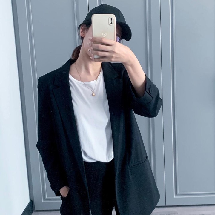 <p>Dengan padu padan<em> fashion item</em> sederhana, Suhay Salim mampu menciptakan <em>casual look</em> yang sangat kece. Seperti kombinasi blazer dengan t-shirt untuk tampilan kasual. (Foto: Instagram @suhaysalim)</p>
