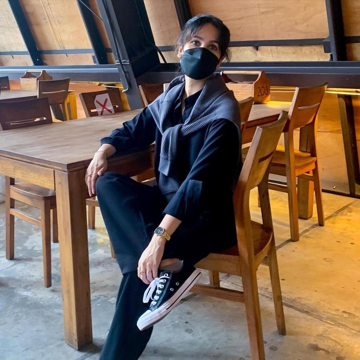 <p>Bunda yang menyukai<em> loose outfit</em> juga bisa memakai <em>baggy jeans</em> seperti Suhay Salim. Untuk memberi kesan manis, gunakan <em>slayer</em> pada bagian bahu. Jangan lupa pakai masker sebagai pelengkap outfit ketika berpergian ya! (Foto: Instagram @suhaysalim)</p>