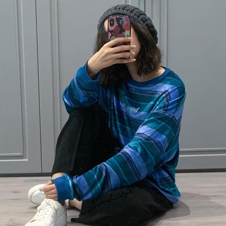 <p>Untuk tampilan feminin namun tetap kasual, Bunda bisa tiru kombinasi <em>loose sweatshirt</em> dengan legging dan sepatu <em>sneakers.</em> (Foto: Instagram @suhaysalim)</p>