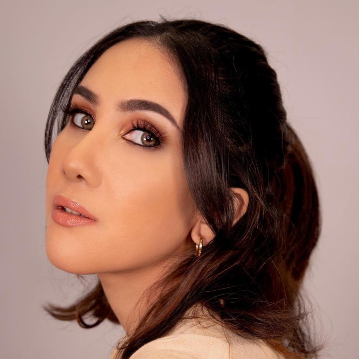 <p>Bunda tentu sudah tak asing dengan Suhay Salim. Selebgram dan YouTuber yang dikenal sebagai<em> beauty influencer</em> ini sangat pandai memadukan <em>make-up</em> dengan <em>outfit</em>-nya. (Foto: Instagram @suhaysalim)</p>