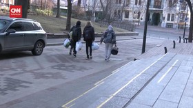 VIDEO: Diinvasi Rusia, Warga Kiev Jalan-jalan di Pusat Belanja