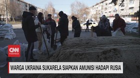 VIDEO: Warga Ukraina Sukarela Siapkan Amunisi Hadapi Rusia