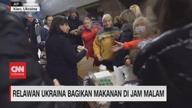 VIDEO: Relawan Ukraina Bagikan Makanan di Jam Malam