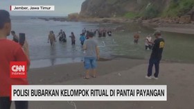 VIDEO: Polisi Bubarkan Kelompok Ritual di Pantai Payangan
