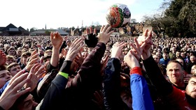 FOTO: Tradisi Main Bola Shrovetide Kembali Digelar