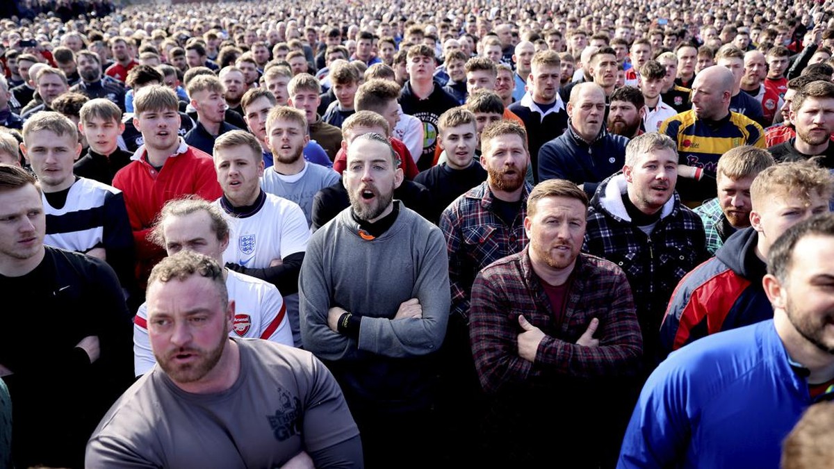 FOTO: Tradisi Main Bola Shrovetide Kembali Digelar