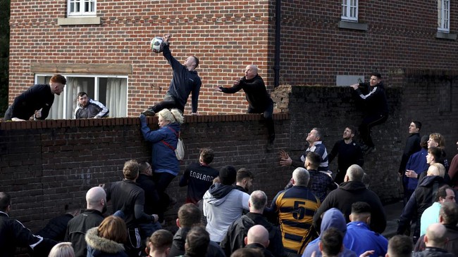 FOTO: Tradisi Main Bola Shrovetide Kembali Digelar