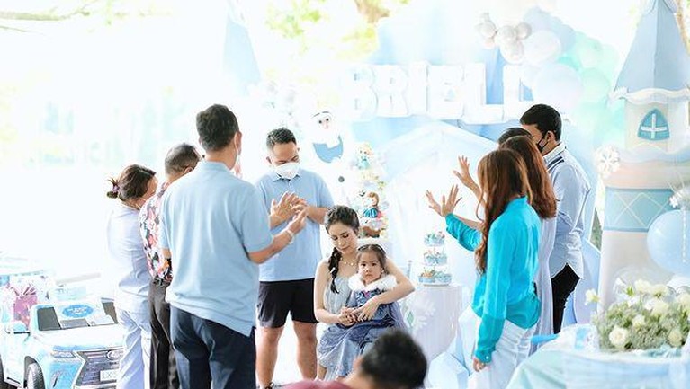 Ultah Anak Momo Geisha Momo eks Geisha dan sang suami tercinta baru saja merayakan ulang tahun putri mereka yang ke-3 dengan tema Frozen. Yuk, intip momennya!