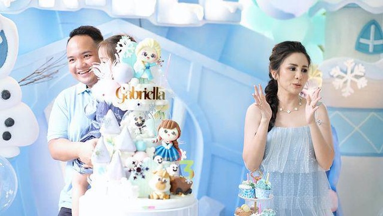 Ultah Anak Momo Geisha Momo eks Geisha dan sang suami tercinta baru saja merayakan ulang tahun putri mereka yang ke-3 dengan tema Frozen. Yuk, intip momennya!