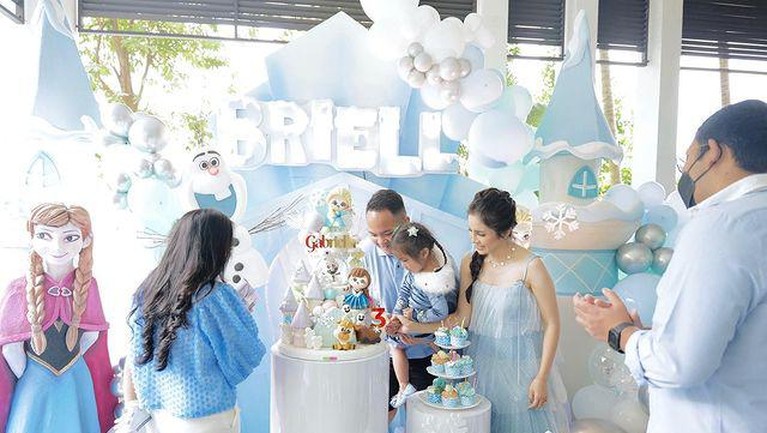Ultah Anak Momo Geisha Momo eks Geisha dan sang suami tercinta baru saja merayakan ulang tahun putri mereka yang ke-3 dengan tema Frozen. Yuk, intip momennya!