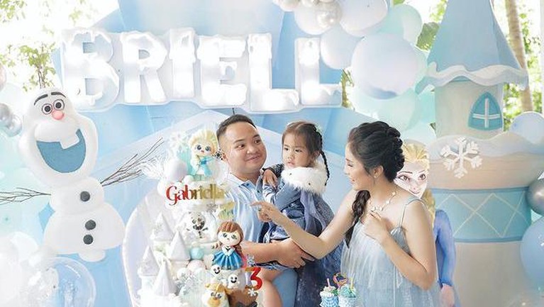 Ultah Anak Momo Geisha Momo eks Geisha dan sang suami tercinta baru saja merayakan ulang tahun putri mereka yang ke-3 dengan tema Frozen. Yuk, intip momennya!
