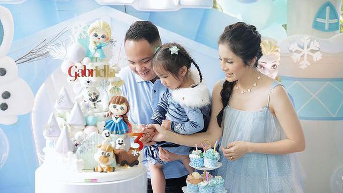 Momo eks Geisha dan sang suami tercinta baru saja merayakan ulang tahun putri mereka yang ke-3 dengan tema Frozen&period; Yuk&comma; intip momennya&excl;