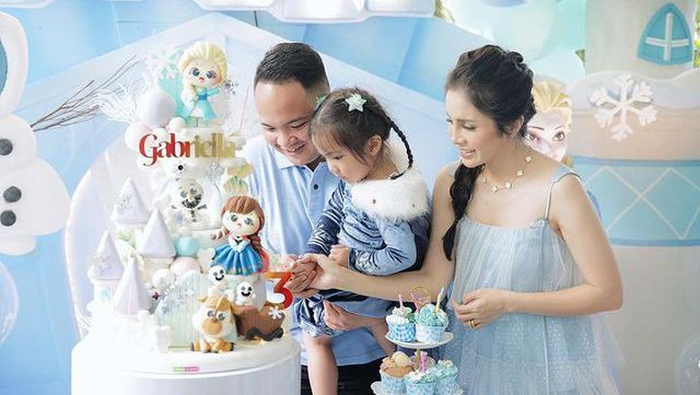 Ultah Anak Momo Geisha Momo eks Geisha dan sang suami tercinta baru saja merayakan ulang tahun putri mereka yang ke-3 dengan tema Frozen. Yuk, intip momennya!