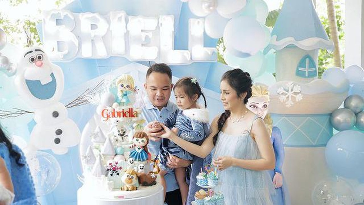 Momo eks Geisha dan sang suami tercinta baru saja merayakan ulang tahun putri mereka yang ke-3 dengan tema Frozen&period; Yuk&comma; intip momennya&excl;