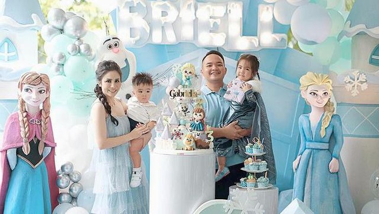 Momo eks Geisha dan sang suami tercinta baru saja merayakan ulang tahun putri mereka yang ke-3 dengan tema Frozen. Yuk, intip momennya!