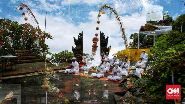 Gubernur DKI Jakarta Anies Baswedan menjanjikan untuk membenahi fasilitas sekolah Hindu saat hadir di kegiatan Tawur Agung Kesanga di Pura Aditya.