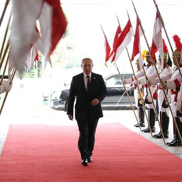 Ada yang Aneh dengan Gaya Jalan Vladimir Putin, Sakit atau Bawaan Lahir?