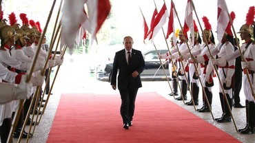 Ada yang Aneh dengan Gaya Jalan Vladimir Putin, Sakit atau Bawaan Lahir?