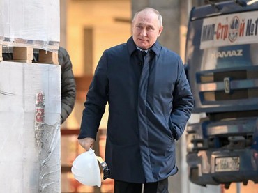 Rusia Tawarkan Liburan Telanjang Dada ala Presiden Putin Saat Naik Kuda