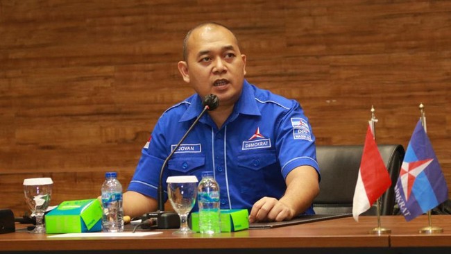 Wakil Sekjen DPP Partai Demokrat Jovan Latuconsina mengungkapkan wacana penundaan pemilihan umum (pemilu) 2024 sebagai ide gila.