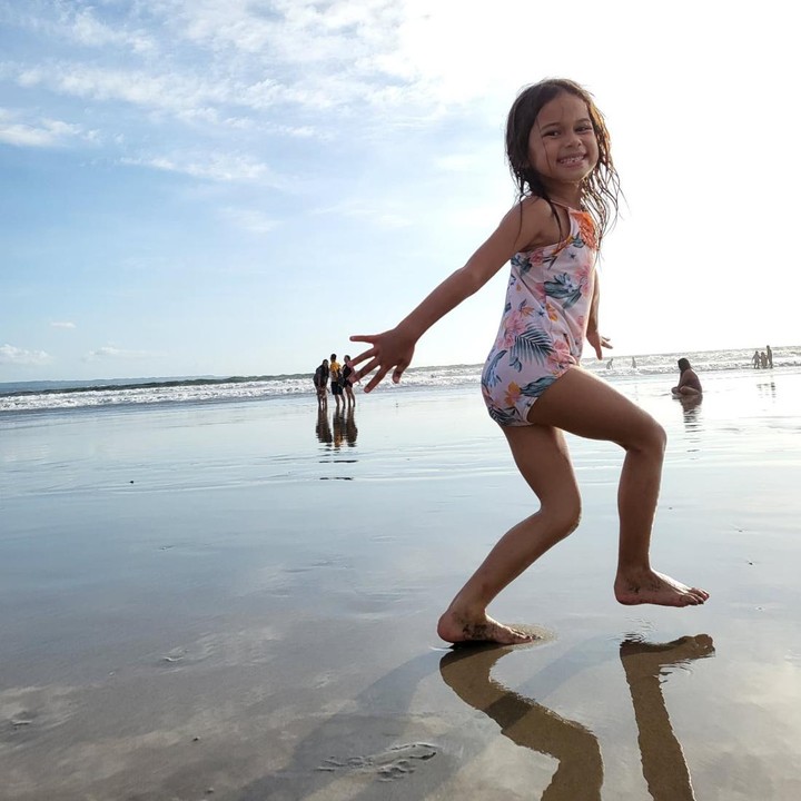 <p>Alexa yang semakin aktif, kerap menghabiskan waktunya dengan pergi ke pantai dan berenang. Ia juga sudah pandai berpose di depan kamera, nih. (Foto: Instagram @liawaode)</p>