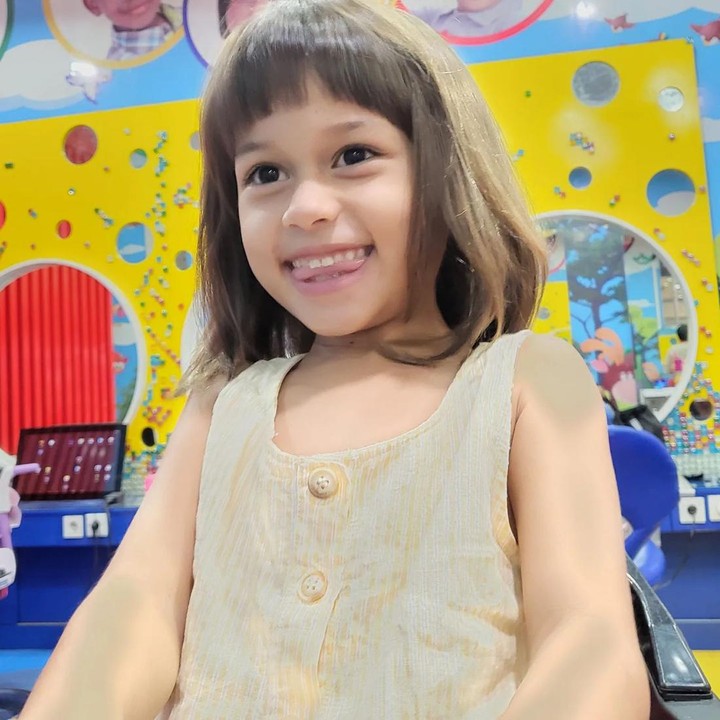 <p>Kini sudah 8 tahun, Alexa kerap menyita perhatian publik lewat paras bule. Ia mewarisi wajah rupawan dari sang Ayah, nih. Bisa dibilang wajahnya bule banget seperti sang ayah ya, Bunda. (Foto: Instagram @liawaode)</p>