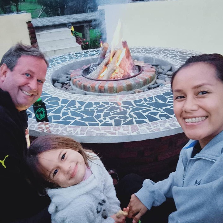 <p>Keluarga beda budaya ini memang selalu tampil kompak di setiap kesempatan, ya? Namun Lia mengaku, ia sangat jarang memiliki foto bersama karena suami yang susah diajak berfoto. (Foto: Instagram @liawaode)</p>