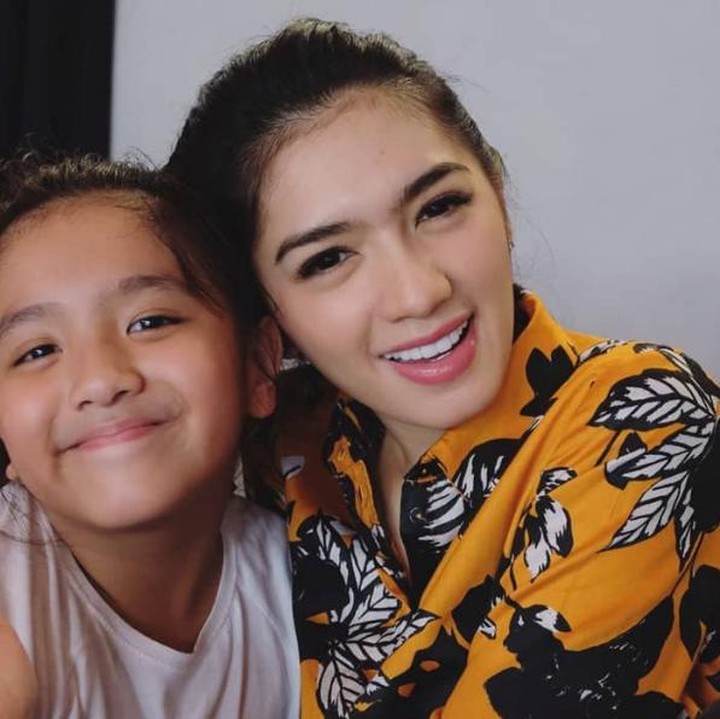 <p>Potret Lovely bersama Angel Karamoy kala dirinya masih kecil dan menggemaskan. Kini sudah remaja dan makin mirip dengan ibunda. (Foto: Instagram @lovelyrum)</p>