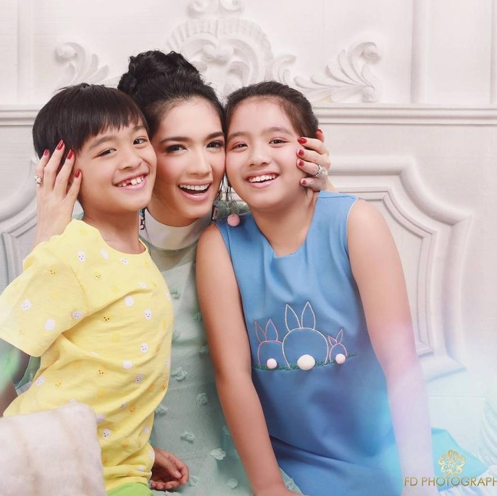 <p>Angel Karamoy masih tak percaya, Lovely kini sudah tumbuh menjadi gadis yang cantik. Ia pun masih mengunggah foto-foto menggemaskan Lovely dan Junio di Instagram. (Foto: Instagram @realangelkaramoy)</p>
