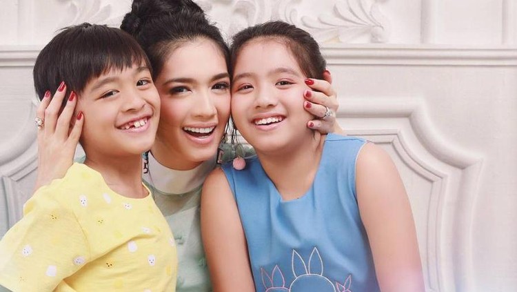 Angel Karamoy dan Putrinya Angel Karamoy dan Putrinya