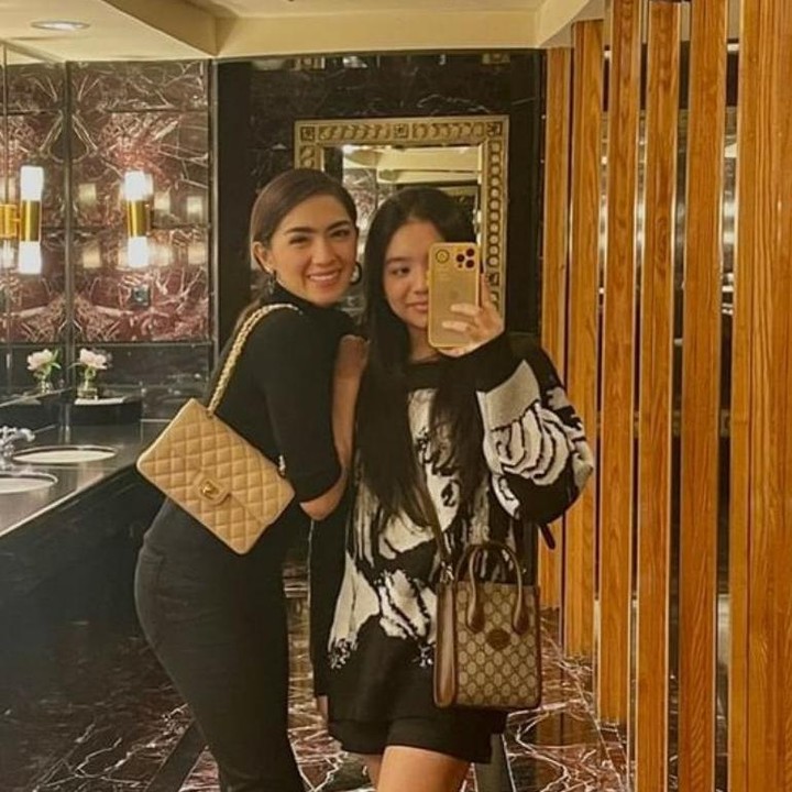 <p>Lovely yang makin besar sudah seperti sahabat sendiri atau bahkan kakak adik dengan ibunda jika berfoto bersama. (Foto: Instagram @lovelyrum)</p>