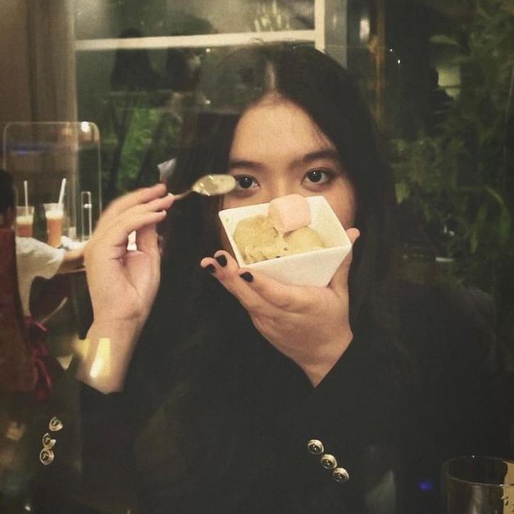 <p>Sudah berusia 14 tahun, Lovely pun memiliki akun media sosial di Instagram. Isinya pun tak jauh dari aktivitas hariannya dan momen bersama ibunda. (Foto: Instagram @lovelyrum)</p>