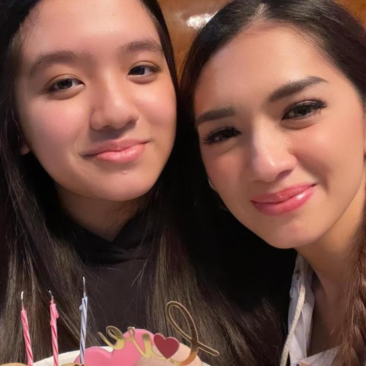 <p><em>"My bday girl. Happy bday Kesayangan mami,"</em> tulis Angel Karamoy di unggahan istimewanya itu. Lovely yang berada di sebelahnya nampak tersenyum manis sambil membawa kue tart. (Foto: Instagram @realangelkaramoy)</p>