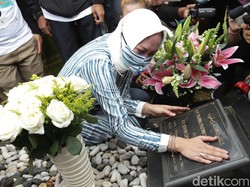 Curhat Angelina Sondakh di Makam Adjie Massaid