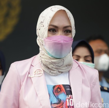 Pelukan Hangat & Kado Keanu Massaid Sambut Kebebasan Angelina Sondakh