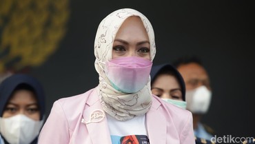 Pelukan Hangat & Kado Keanu Massaid Sambut Kebebasan Angelina Sondakh
