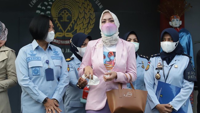 Angelina Sondakh resmi dinyatakan bebas pada hari ini, Rabu (3/3) pagi dari Lapas Pondok Bambu, Jakarta Timur.