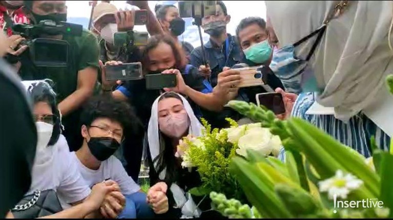Angelina Sondakh ke Makam Adjie Massaid Setelah dinyatakan bebas, Angeline Sondakh mengunjungi makam suaminya Adjie Massaid. Yuk, intip momen harunya!