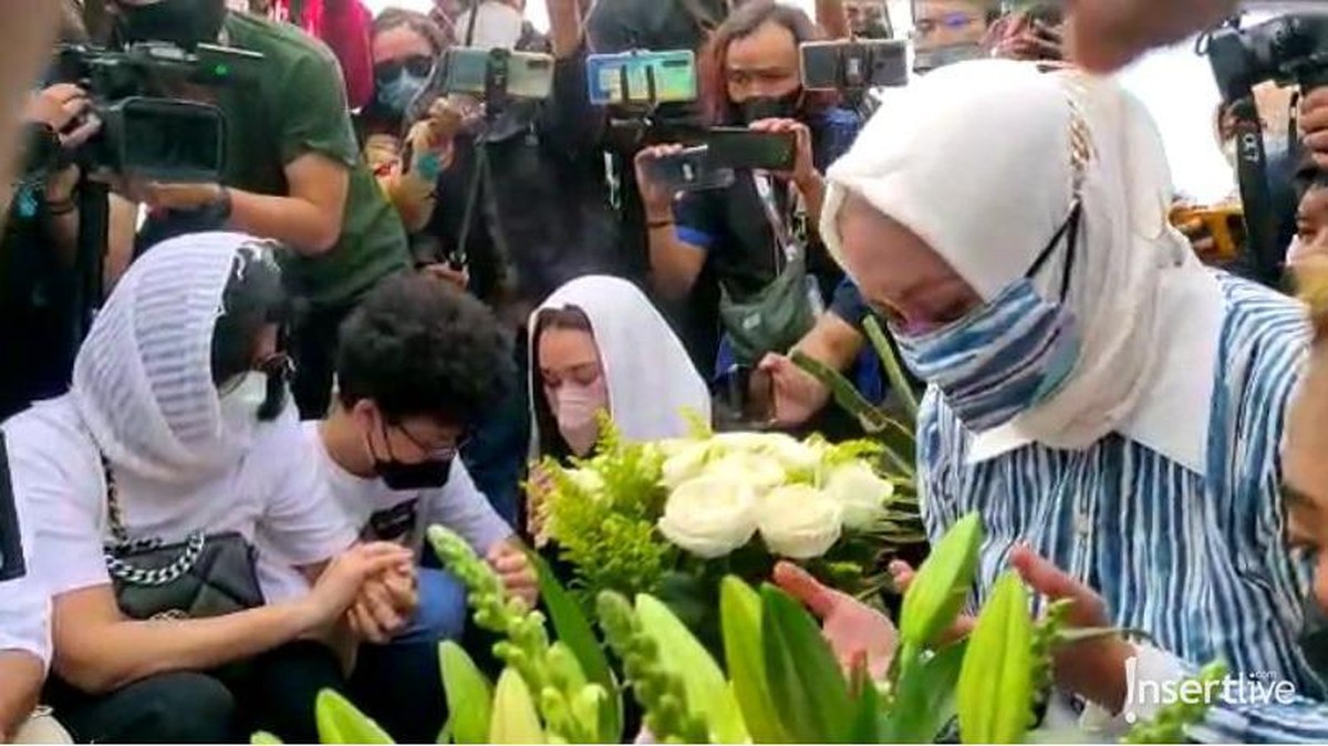 Setelah dinyatakan bebas&comma; Angeline Sondakh mengunjungi makam suaminya Adjie Massaid&period; Yuk&comma; intip momen harunya&excl;