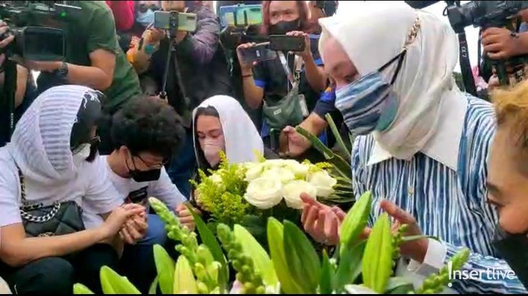 Angelina Sondakh ke Makam Adjie Massaid Setelah dinyatakan bebas, Angeline Sondakh mengunjungi makam suaminya Adjie Massaid. Yuk, intip momen harunya!