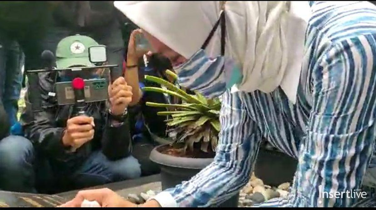 Setelah dinyatakan bebas&comma; Angeline Sondakh mengunjungi makam suaminya Adjie Massaid&period; Yuk&comma; intip momen harunya&excl;