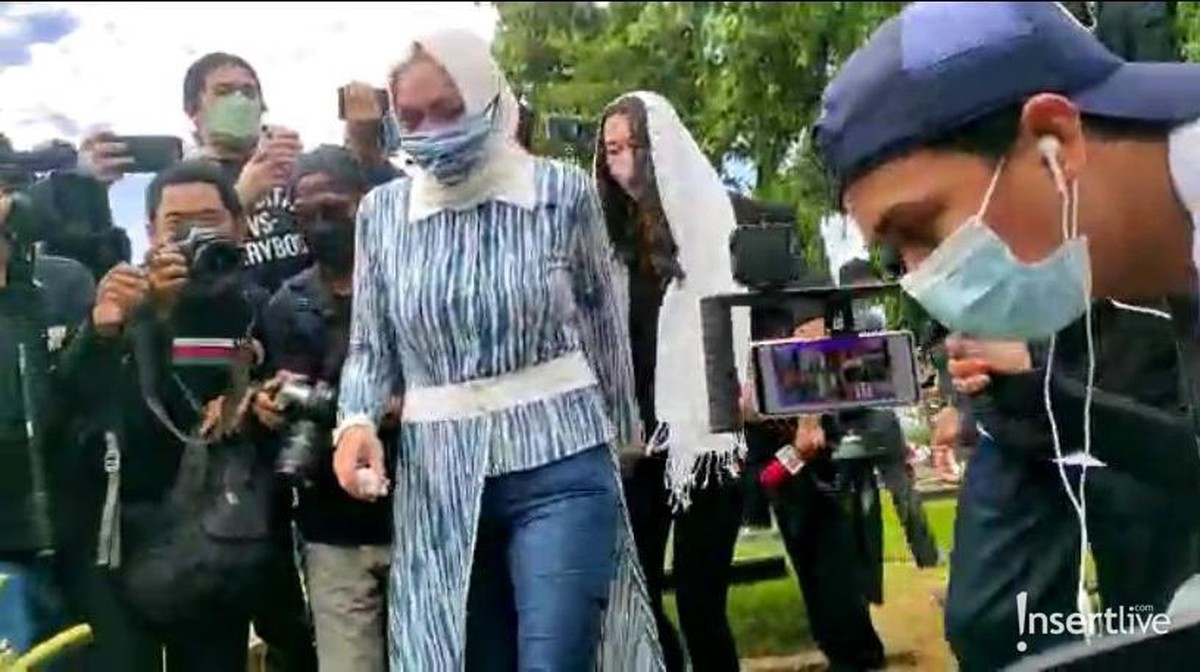 Setelah dinyatakan bebas&comma; Angeline Sondakh mengunjungi makam suaminya Adjie Massaid&period; Yuk&comma; intip momen harunya&excl;