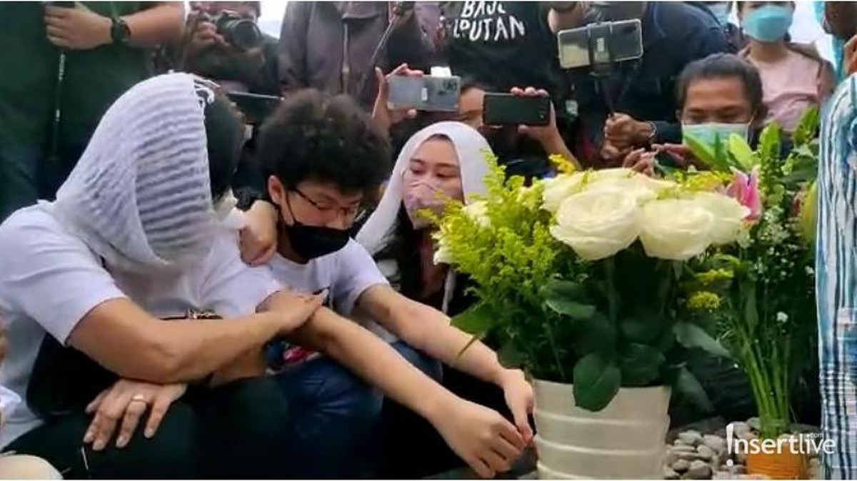 Setelah dinyatakan bebas&comma; Angeline Sondakh mengunjungi makam suaminya Adjie Massaid&period; Yuk&comma; intip momen harunya&excl;