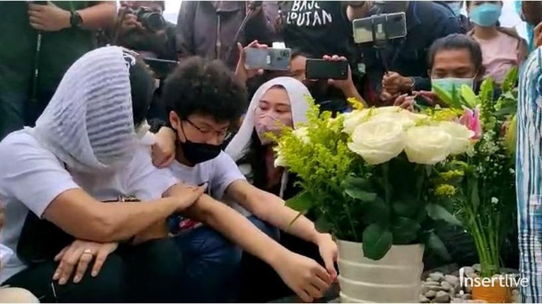 Setelah dinyatakan bebas, Angeline Sondakh mengunjungi makam suaminya Adjie Massaid. Yuk, intip momen harunya!