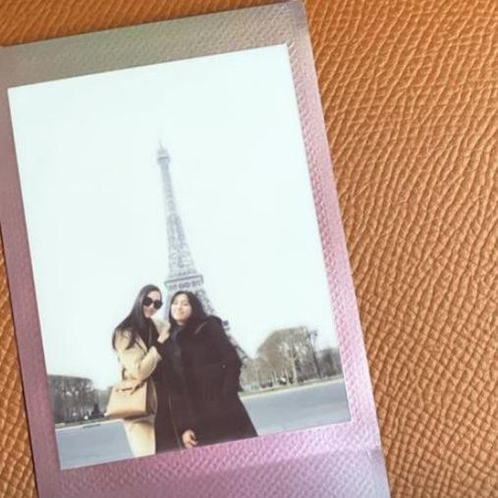 <p>Potret Alleia berdua dengan Anya Geraldine di depan Menara Eiffel. (Foto: Instagram Stories Anya Geraldine)</p>