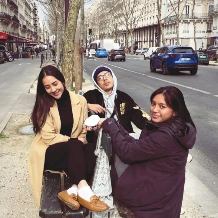<p>Selama di Prancis, Alleia tampak cukup dekat dengan aktris dan selebgram Anya Geraldine. Dalam sejumlah kesempatan, terlihat keduanya asyik ngobrol dan foto bareng. (Foto: Instagram @alleialovers)</p>
